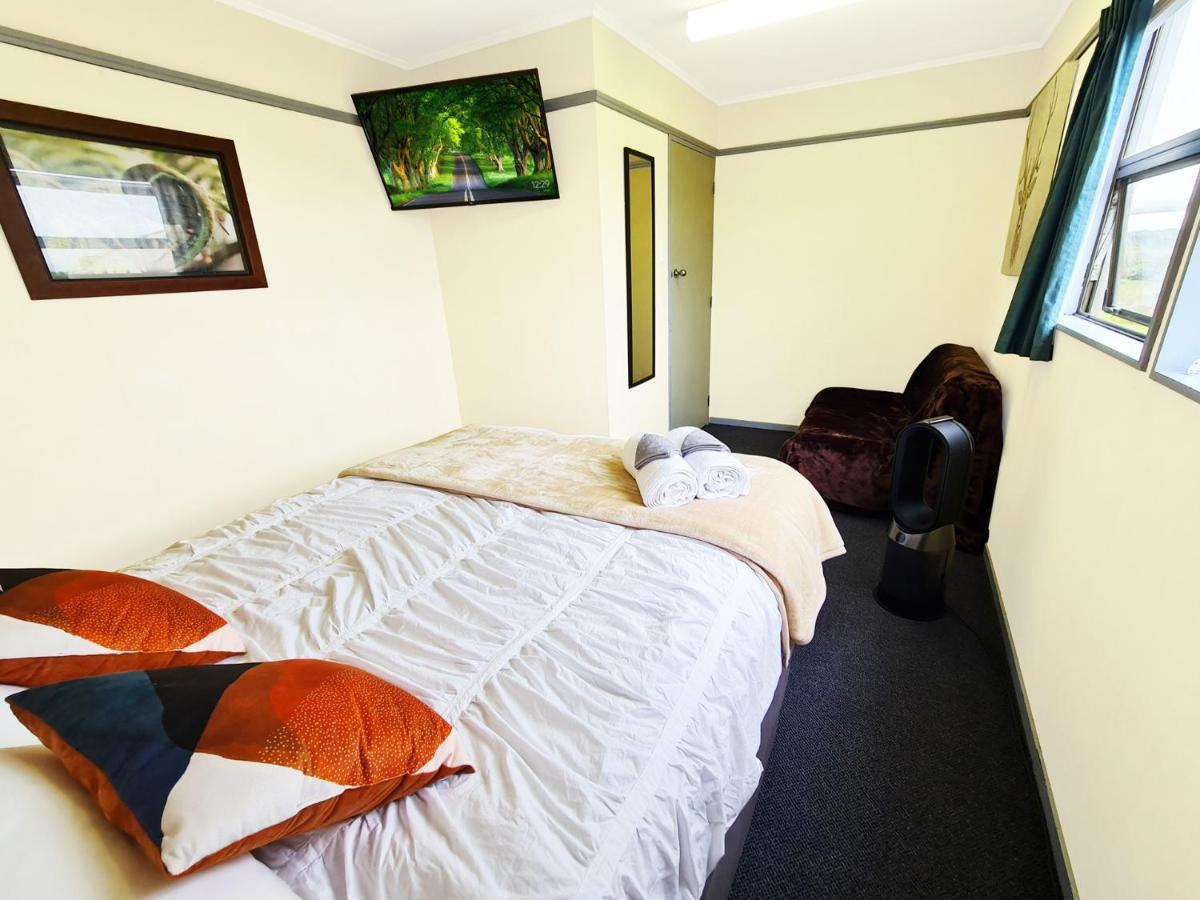 Rarakau Lodge Tuatapere Exteriör bild
