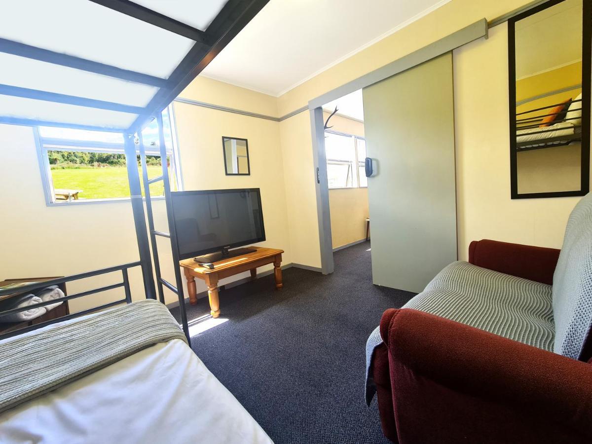 Rarakau Lodge Tuatapere Exteriör bild